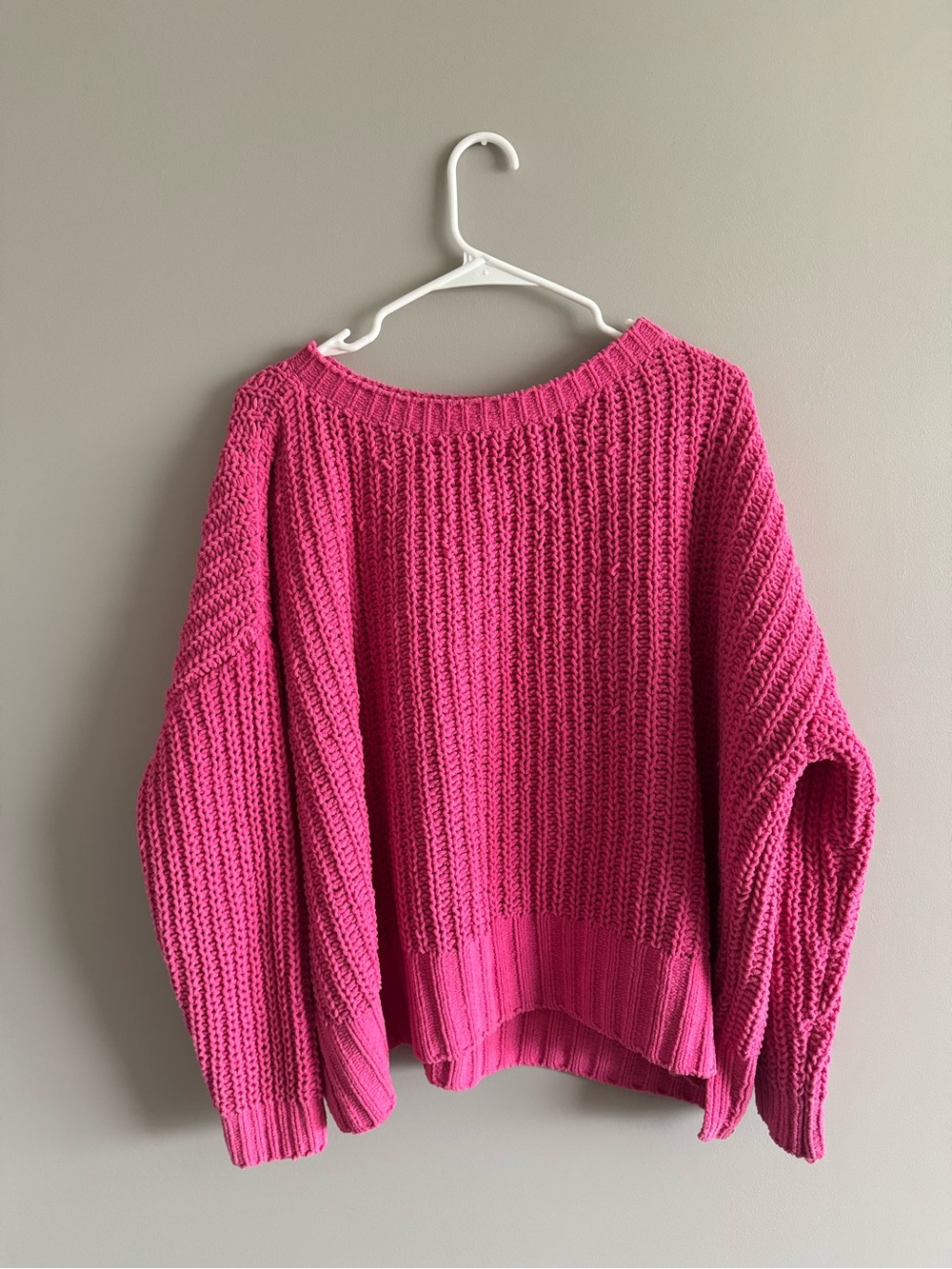 American Eagle Bright Pink Chunky Knit Women's Sweater